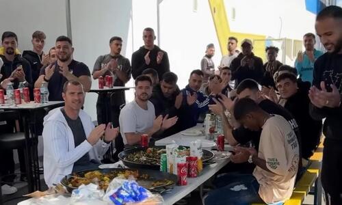 ΒΙΝΤΕΟ: Κέρασμα από τον Πιέρο στον «Αρχάγγελο» thumb