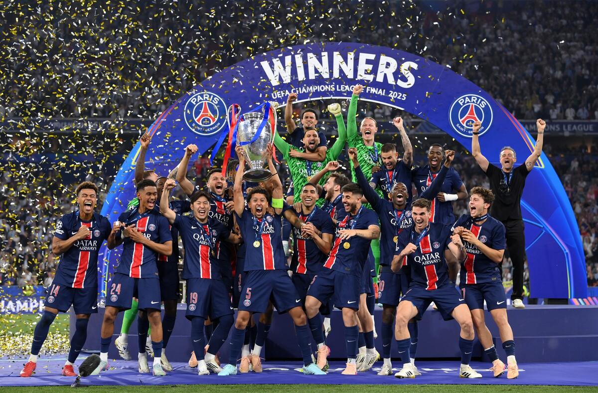 Η απονομή της κούπας του Champions League στη θριαμβεύτρια Παρί Σεν Ζερμέν! thumb