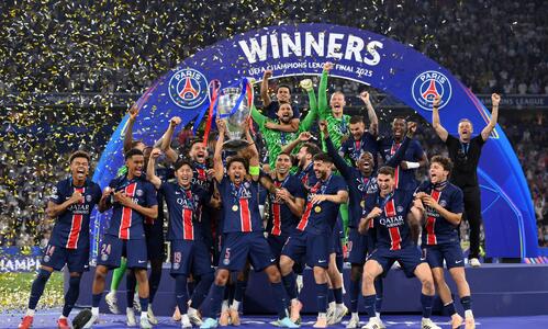 Η απονομή της κούπας του Champions League στη θριαμβεύτρια Παρί Σεν Ζερμέν! thumb