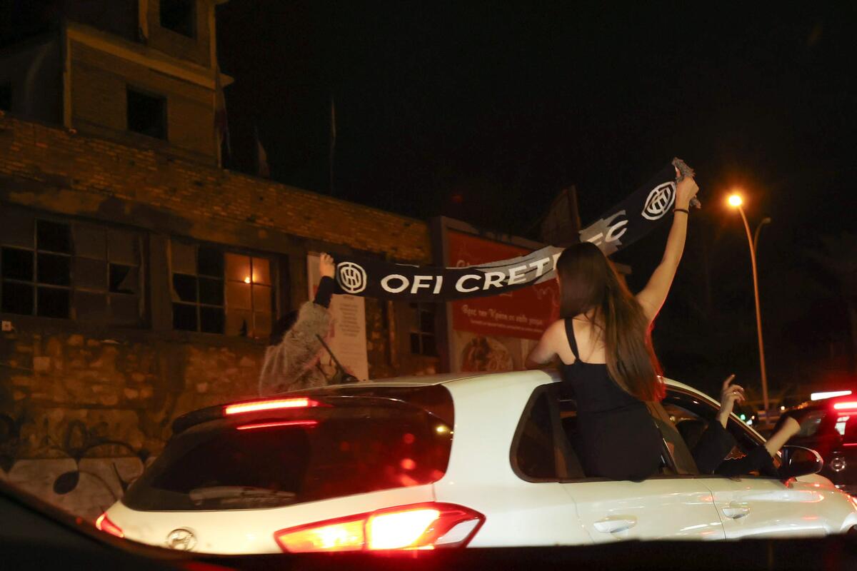 Χαμός στην επιστροφή οπαδών στο Ηράκλειο: Πανηγυρισμοί, κόρνες για τον ΟΦΗ thumb