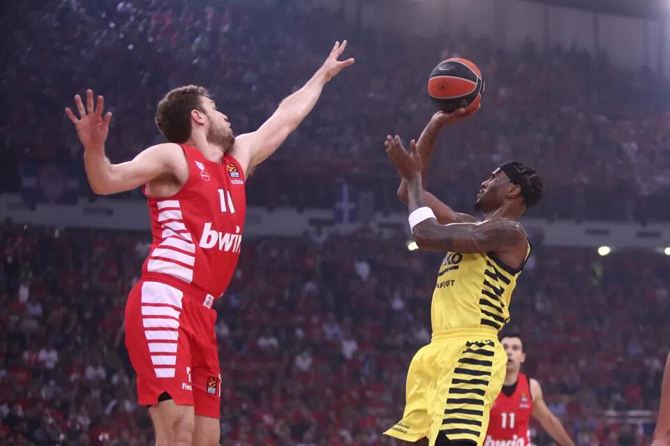 Χέιζ-Ντέιβις vs. Βεζένκοφ: Ποιος κρατάει τελικά τον κρυπτονίτη thumb