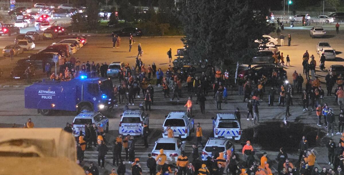 Μαζεύτηκαν έξω από την Δυτική οι ΑΠΟΕΛίστες - Αποδοκίμασαν την διοίκηση (ΒΙΝΤΕΟ ST) thumb