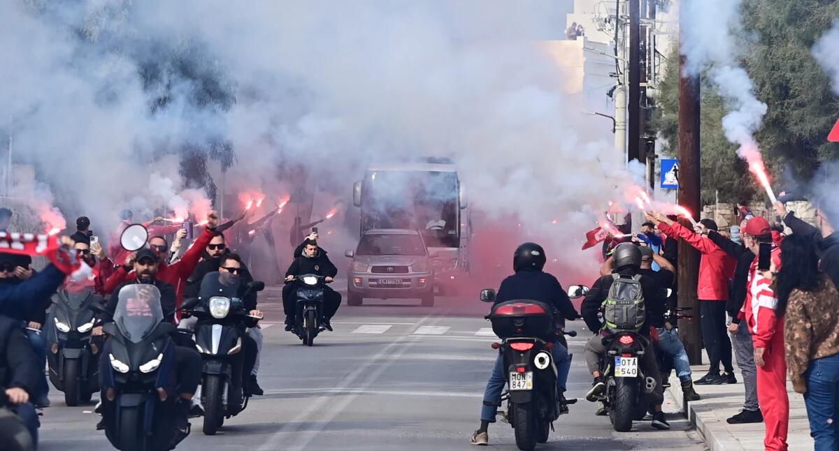 Χαμός στη Σύρο, συνοδεία από εκατοντάδες μηχανάκια η αποστολή του Ολυμπιακού thumb