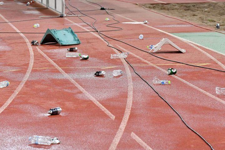 Εικόνες σοκ: Τα... απομεινάρια από τα επεισόδια στον Βόλο! thumb