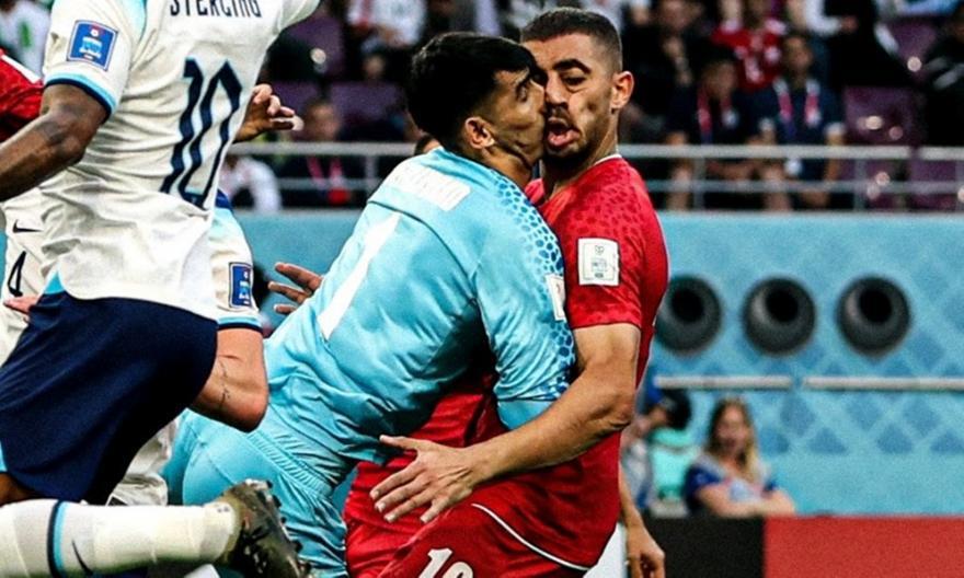 Η ανατριχιαστική σύγκρουση στον τραυματισμό του τερματοφύλακα του Ιράν! thumb