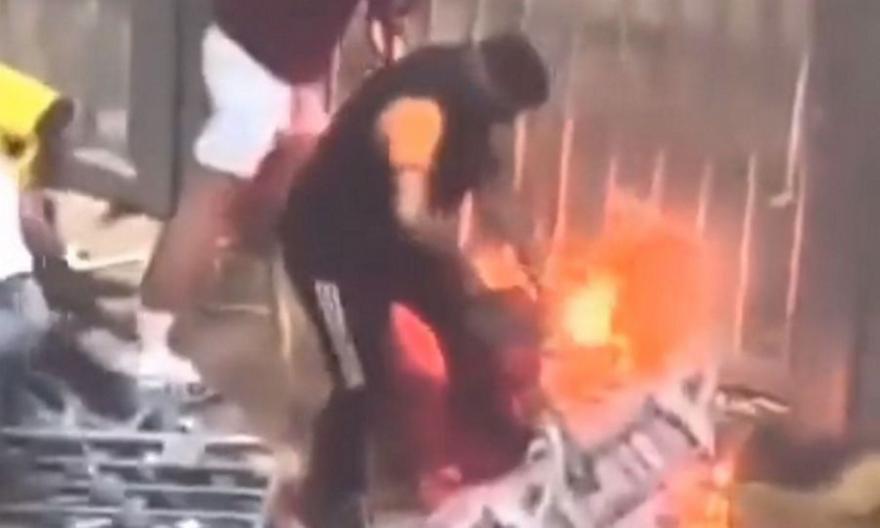 Εικόνες τρόμου: Οπαδός έκανε «ντου» στην εξέδρα με… αλυσοπρίονο thumb