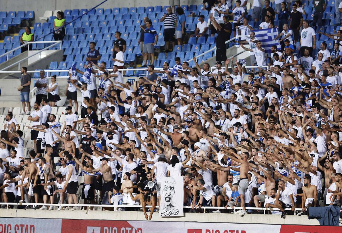 Η κίνηση των φίλων του Απόλλωνα μετά το τέλος του αγώνα  thumb