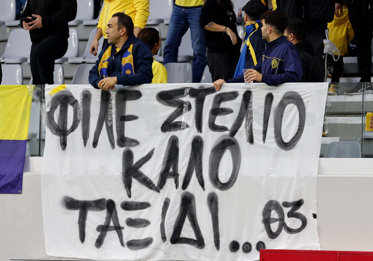 Συγκίνησαν: Αποχαιρέτησαν με πανό τον Στέλιο Στέλιου thumb