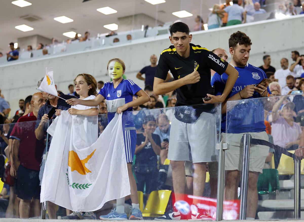 Με φανέλα του Σουηδού... Πίττα (ΦΩΤΟ) thumb