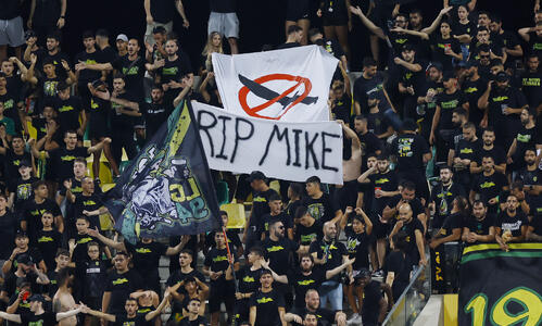 Οι οπαδοί της ΑΕΚ ανέβασαν πανό για τον Μιχάλη thumb