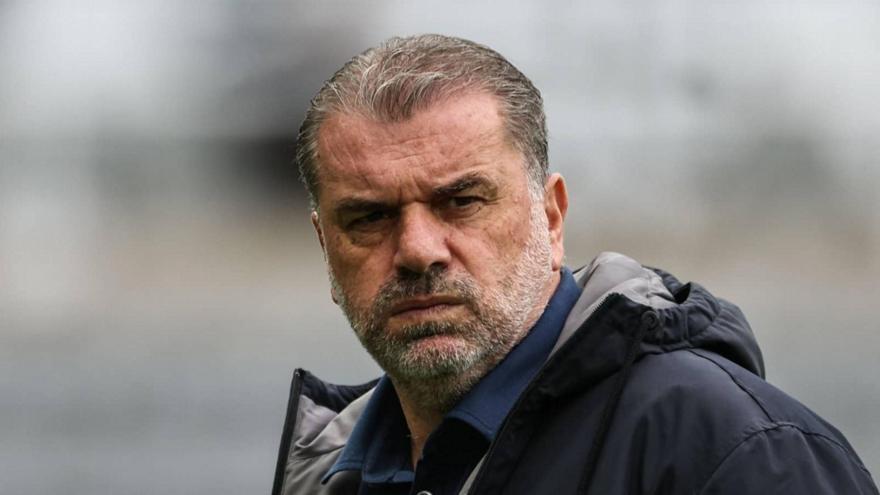 Νευρίασε με ερώτηση ο Ποστέκογλου: «Να μιλήσω ή θα απαντήσεις εσύ;» thumb