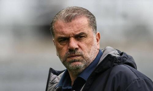 Νευρίασε με ερώτηση ο Ποστέκογλου: «Να μιλήσω ή θα απαντήσεις εσύ;» thumb