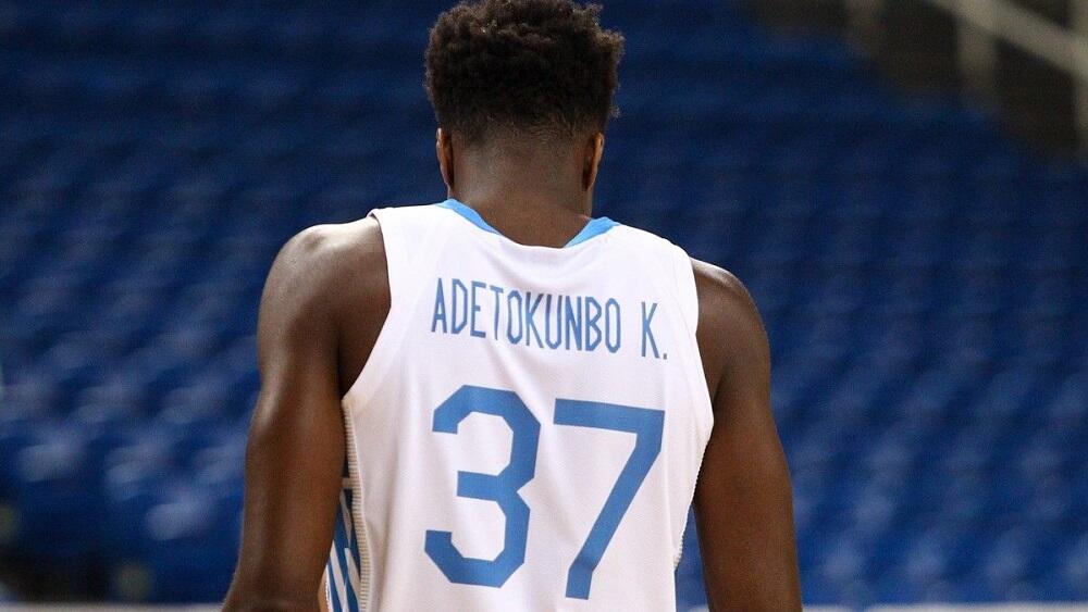 Γιατί η φανέλα του Κώστα γράφει Adetokunbo; thumb