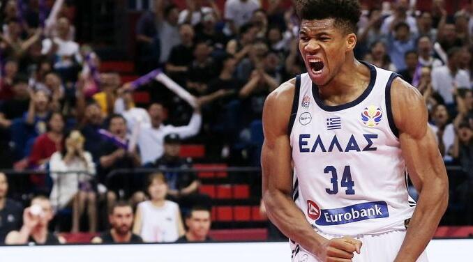 «Σε αρθροσκόπηση στο γόνατο προχώρησε ο Γιάννης Αντετοκούνμπο» thumb