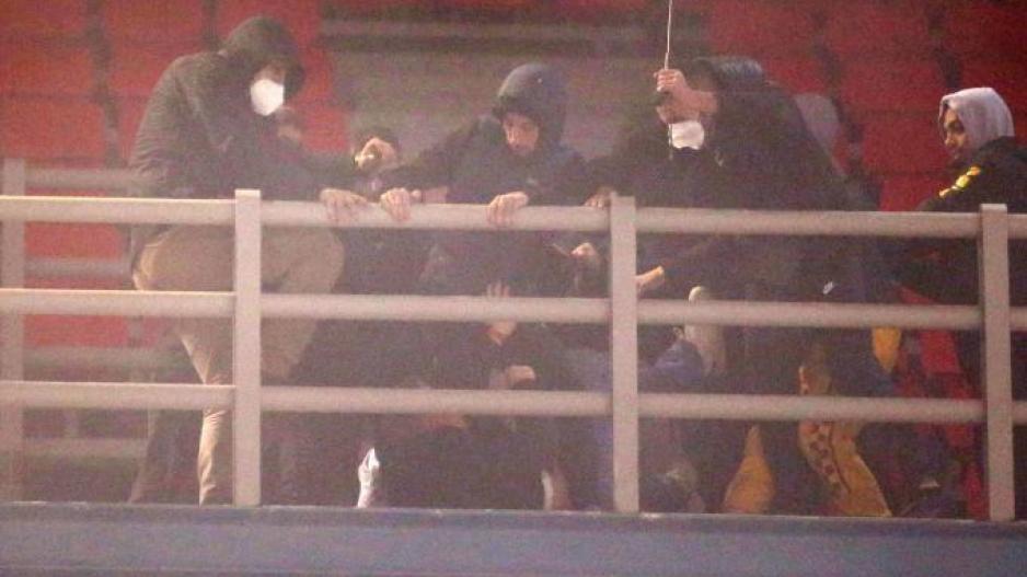 Εικόνες ντροπής: Άγρια επεισόδια στο κλειστό! thumb