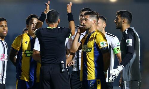 «Πέναλτι και κόκκινη εις βάρος της ΑΕΚ, απ' ευθείας κόκκινη στον Ρομπέρζ» thumb