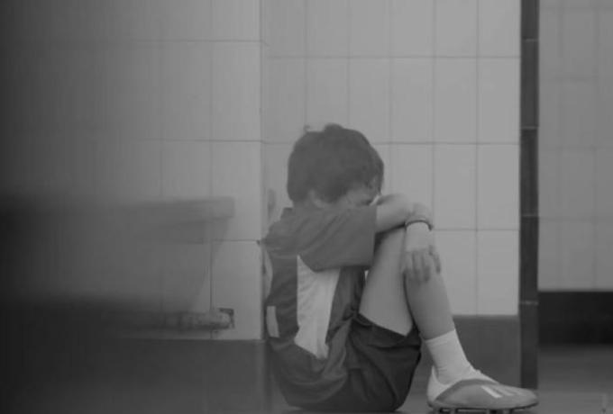 «Μπαμπά, δεν θέλω άλλο να παίζω ποδόσφαιρο»: Ένα βίντεο που πρέπει όλοι να δουν! thumb