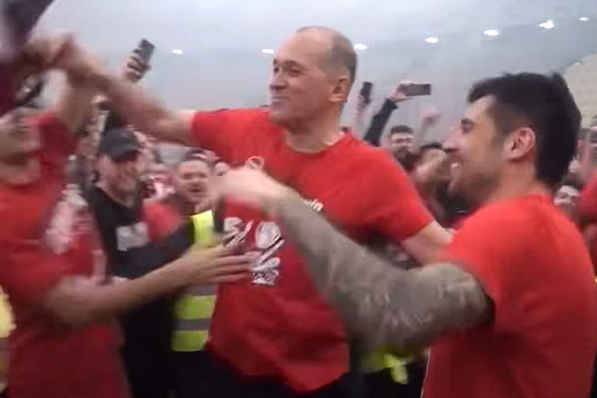 Ολυμπιακός: Ένα κουβάρι με τους παίκτες ο Γιώργος Αγγελόπουλος! (vid) thumb