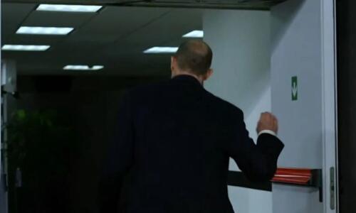 Έξαλλος: Σηκώθηκε και έφυγε πριν τη λήξη του αγώνα! thumb