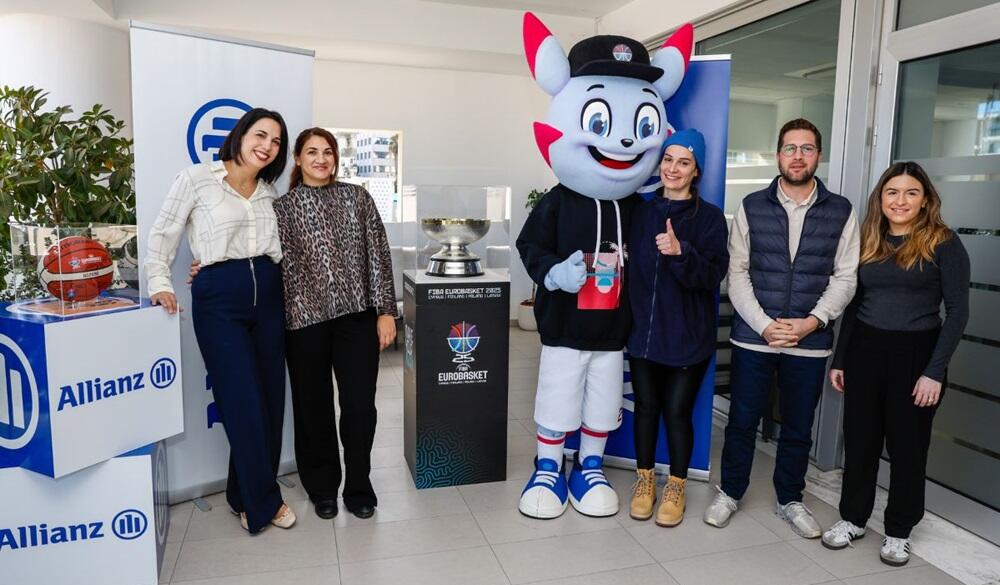 Το τρόπαιο του EuroBasket επισκέφθηκε τα γραφεία της Allianz Κύπρου! thumb