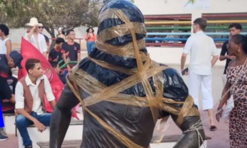 Βανδάλισαν άγαλμα του Ντάνι Άλβες στη Βραζιλία! thumb