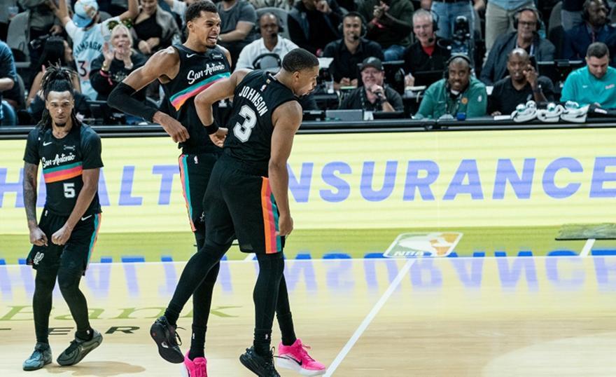 NBA: Οι Σπερς σάρωσαν τους Θάντερ - Άλωσαν την Ιντιάνα οι Μπακς χωρίς Γιάννη thumb