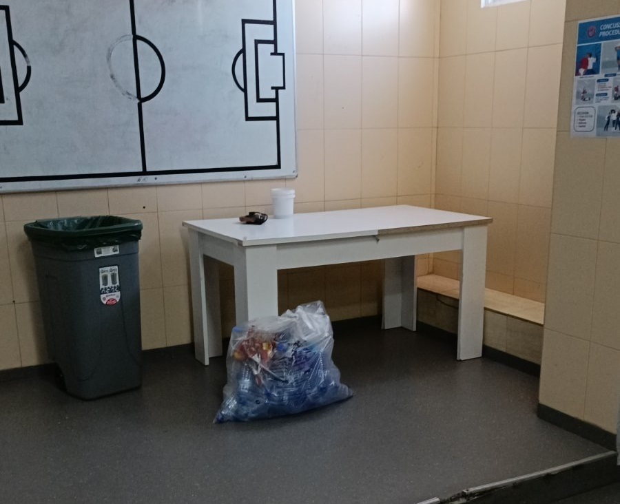 Μαθήματα πολιτισμού: Έκαναν... «γυαλί» τα αποδυτήρια! thumb