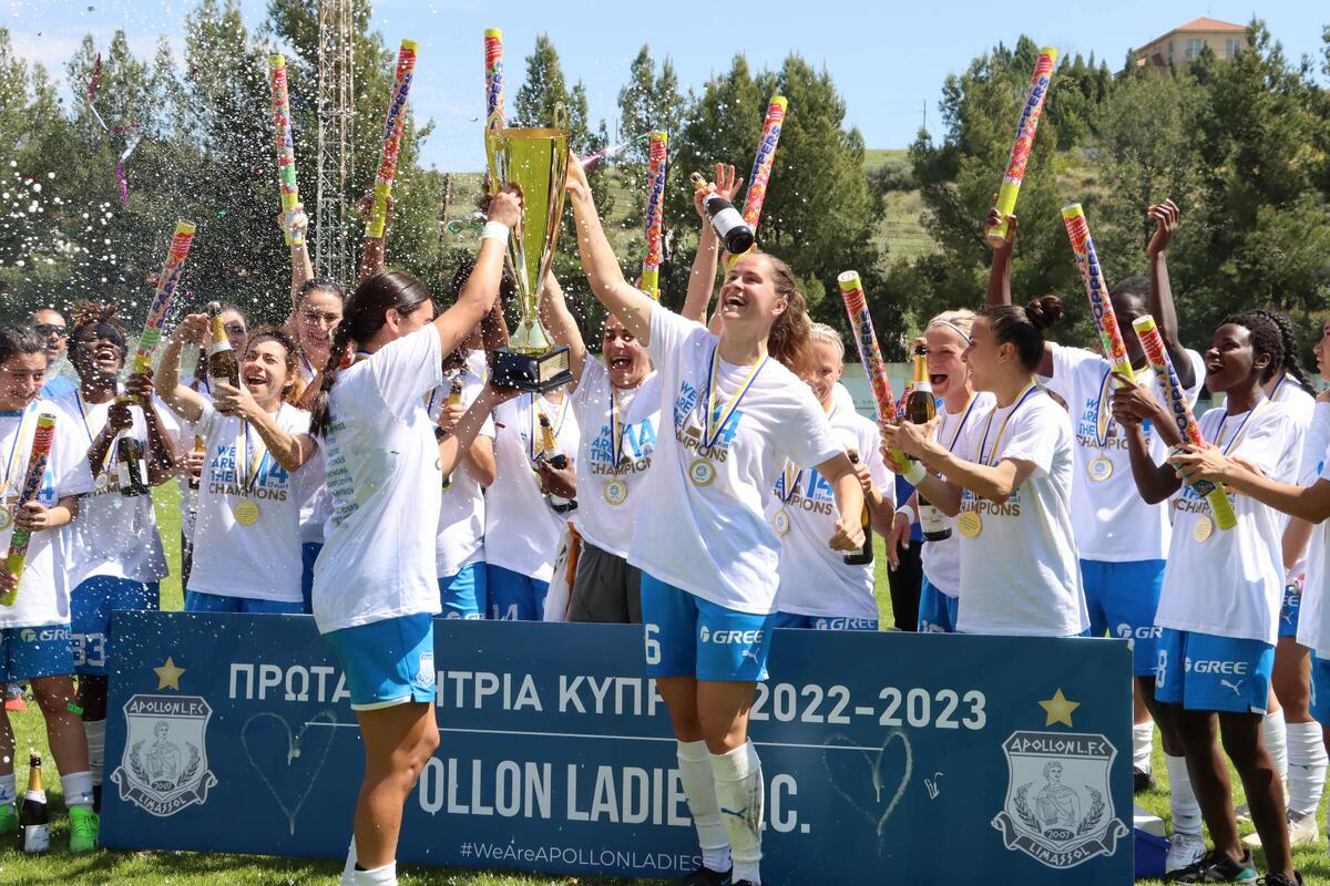 Απονομή τίτλου στην πρωταθλήτρια ομάδα Apollon Ladies thumb