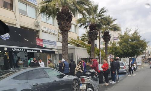 Ξεσηκωμός από τους Απολλωνίστες: Ουρές στο Apollon Store! thumb