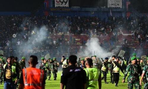 Βίντεο - Τραγωδία σε αγώνα: Εισβολή οπαδών και δεκάδες νεκροί! thumb