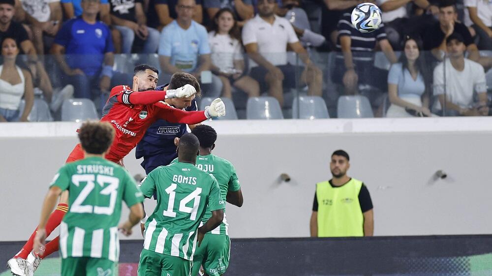 Άρης - Πάφος 1-1: Τον στρίμωξε γερά, έπεσε πάνω στον… Βανά! thumb