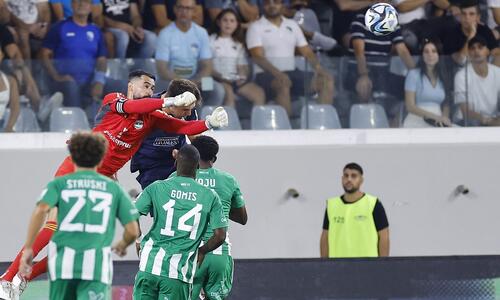 Άρης - Πάφος 1-1: Τον στρίμωξε γερά, έπεσε πάνω στον… Βανά! thumb