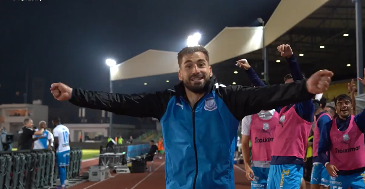 Πλάνα από τον πάγκο λίγο πριν το τέλος (video) thumb