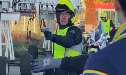 Αστυνομικός έβγαλε όπλο στους οπαδούς της Μπρόντμπι που πλησίασαν το πούλμαν της Κοπεγχάγης! thumb