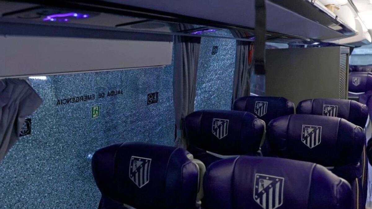 «Ντου» των οπαδών της Μπαρτσελόνα στο πούλμαν της Ατλέτικο thumb