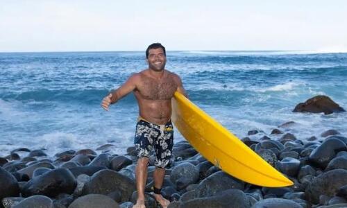Θρύλος του σερφ πέθανε προσπαθώντας να δαμάσει τεράστια κύματα thumb