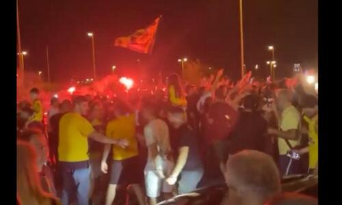 Χαμός στο «Ελ. Βενιζέλος», έφτασε και αποθεώθηκε από τους φίλους της ΑΕΚ ο Λαμέλα! thumb