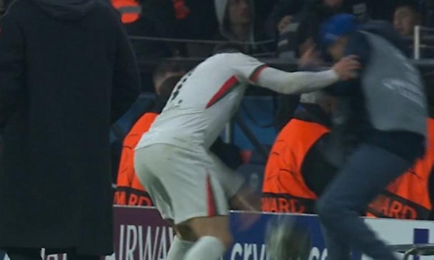 Έρευνα της UEFA κατά του Νέτο για σπρώξιμο σε ball boy της Παρί thumb