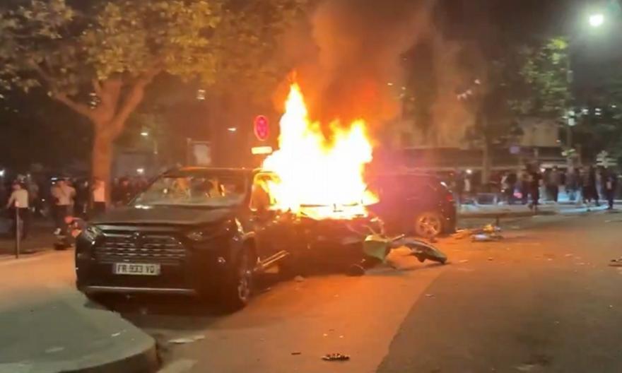 Χάος στο Παρίσι: Φωτιές σε οχήματα και συμπλοκές οπαδών-αστυνομίας (βίντεο) thumb