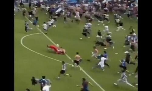 Χαμός: Οπαδός μπούκαρε στο γήπεδο, σκόνταψε και... εκσφενδόνισε τον κίπερ της ομάδας! thumb