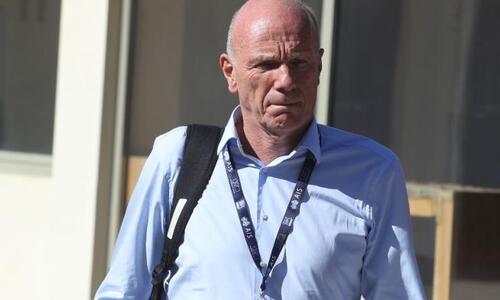 Ή ο Μπένετ αλλάζει τους Έλληνες διαιτητές ή τον αλλάζουν άμεσα! thumb