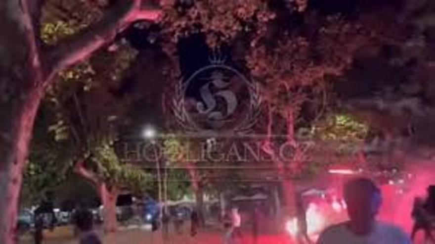 «Χοντρά» επεισόδια ανάμεσα σε οπαδούς της Μπέτις και της Φιορεντίνα thumb