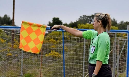 Γυναίκα διαιτητής διέκοψε αγώνα επειδή την έβριζαν γονείς! thumb