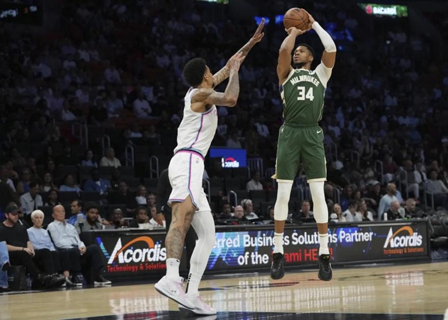 Δεύτερο σερί triple-double του Γιάννη, στη νίκη μέσα στο Μαϊάμι thumb