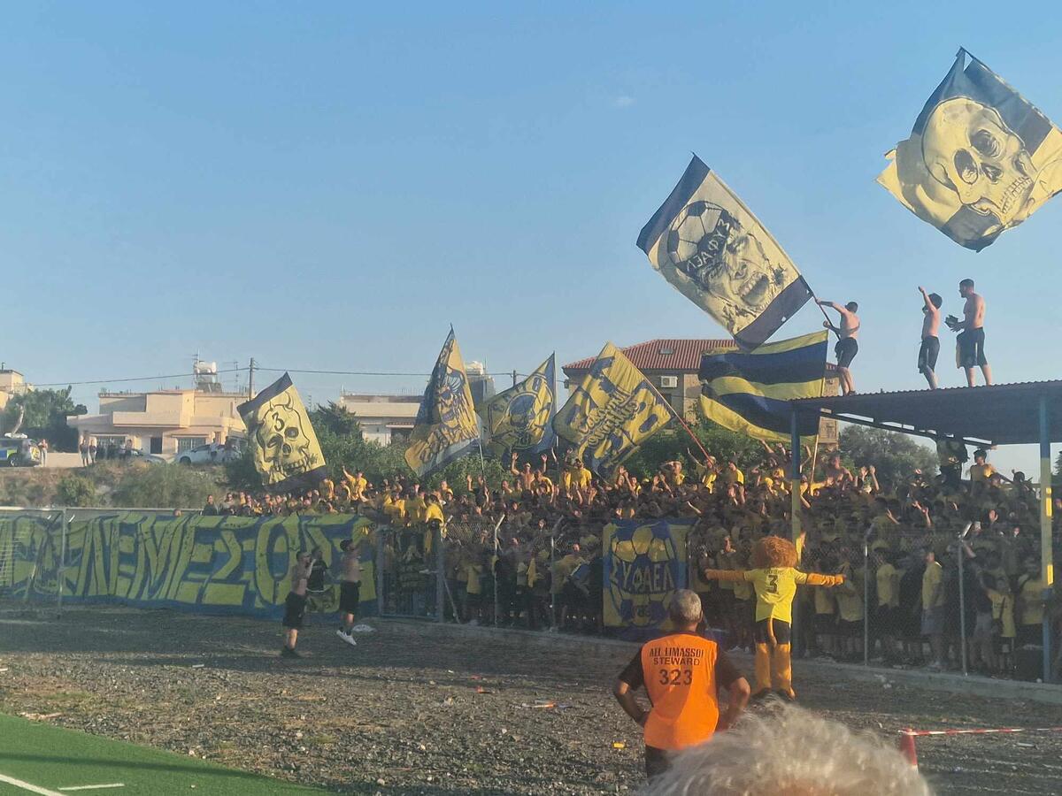 ΦΩΤΟΣ/ΒΙΝΤΕΟ: «Χαμός» στην ανοικτή προπόνηση της ΑΕΛ! thumb
