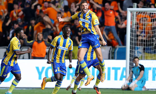 ΑΠΟΕΛ - ΑΕΚ 2-1: Την έβγαλε νοκ άουτ και φώναξε παρών! thumb