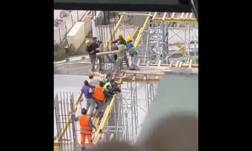 Βίντεο από τη συμπλοκή μεταξύ εργατών στο «Καμπ Νου» thumb