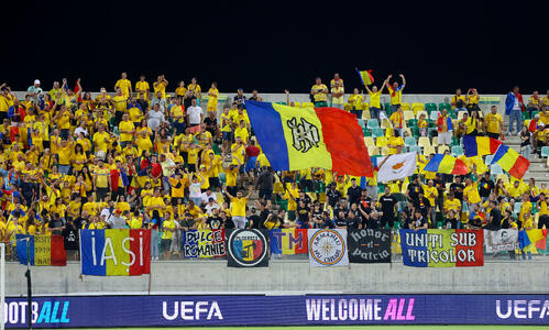 Πολύ όμορφο σκηνικό με τις σημαίες! thumb
