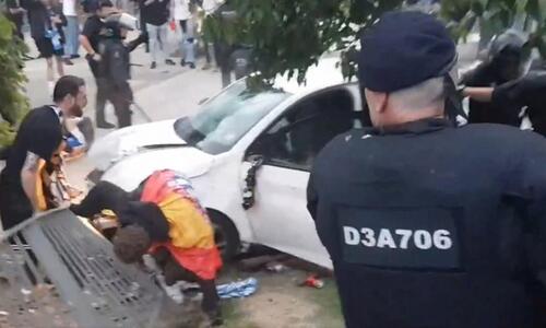 Αμάξι παρέσυρε και τραυμάτισε οπαδούς λίγο πριν το Εσπανιόλ - Μπαρτσελόνα thumb