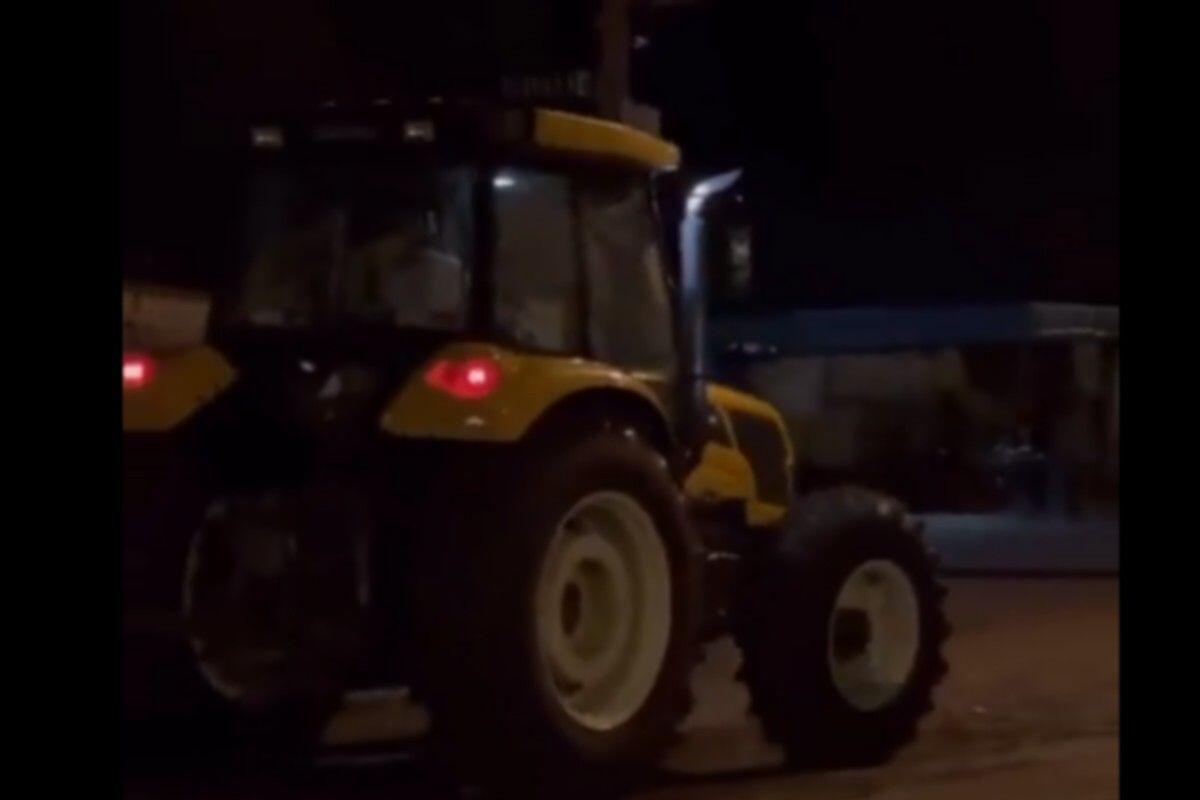 Eκανε βόλτα με τρακτέρ σε δρόμους (video)  thumb